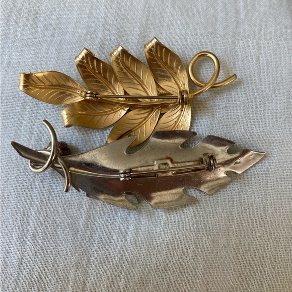 Bundle of 2 Fall Leaves Vintage Brooch Pins Autumn - Picture 3 of 8